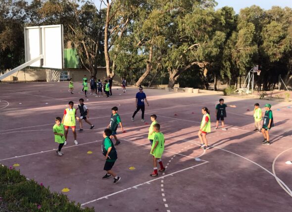 niños-jugando-xecball-patio-colegio