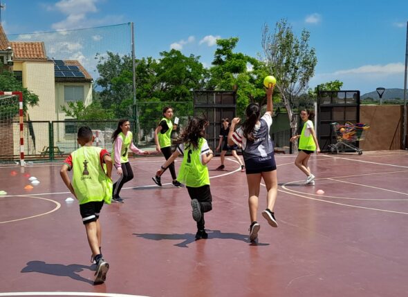 Niños jugando al Xecball en el colegio