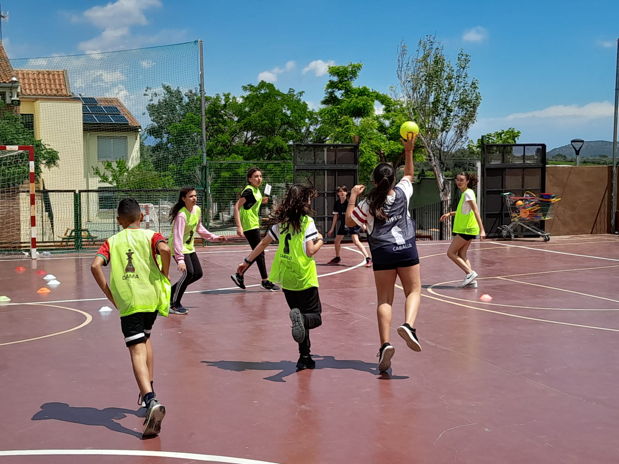 Niños jugando al Xecball en el colegio