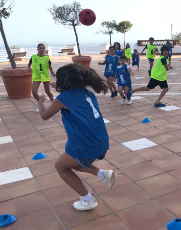 Niños practicando xecball