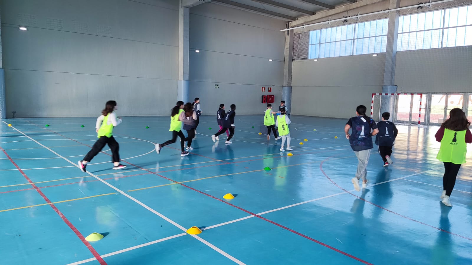 Niños en el colegio jugando al xecball