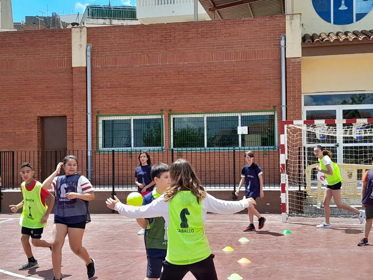 Niños jugando en el colegio al Xecball